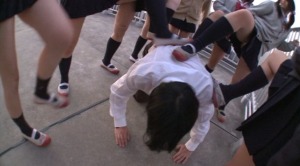 女子集団にフルボッコにされる男子