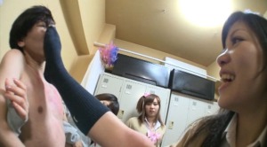 女子たちの裁きを受ける下着泥